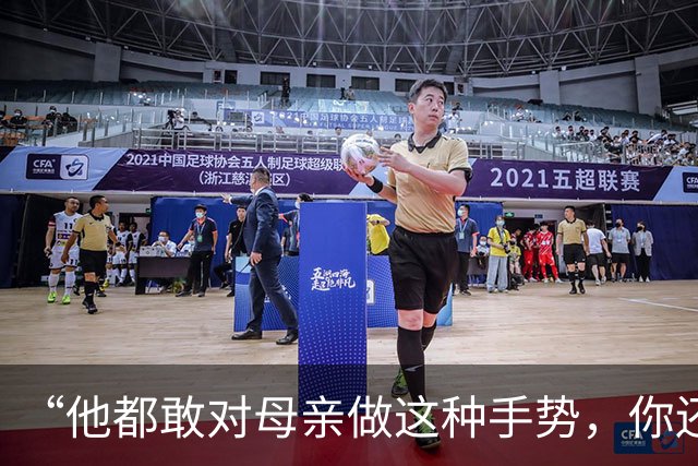 “他都敢对母亲做这种手势，你还能忍？”一段儿子要钱视频，诠释家教的重要